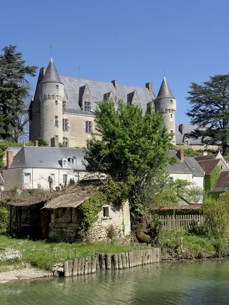 Montrésor wieś i zamek od rzeki indrois, Francja — Zdjęcie stockowe