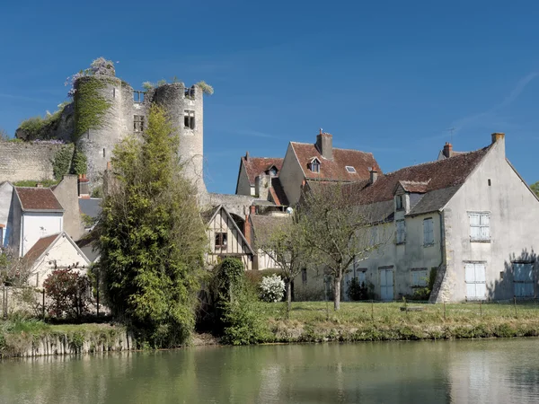 Montresor dorp en het kasteel gezien vanaf de indrois rivier, Frankrijk — Stockfoto