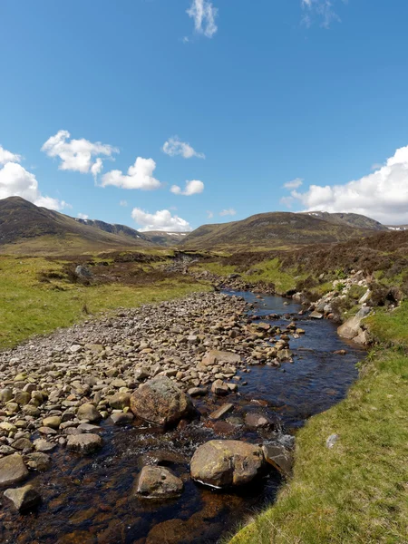 Floden calder, glen banchor, Skottland west highlands under våren — Stockfoto