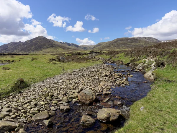 Fiume Calder, Glen Banchor, Scozia altopiani occidentali in primavera — Foto Stock