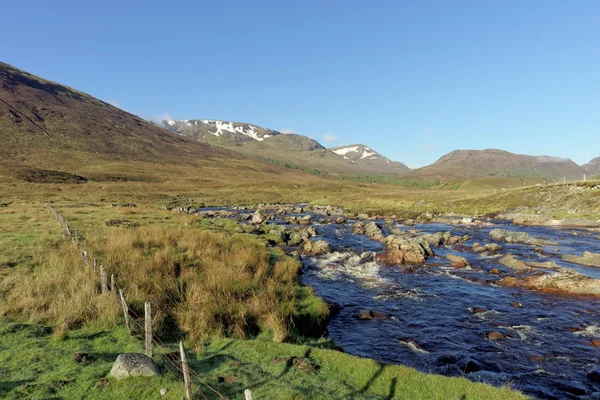 Río Spey al oeste del puente de Garva al amanecer, Escocia en primavera — Foto de Stock