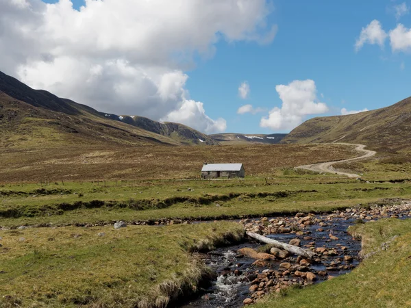 Rivier calder, glen banchor bothy, ten westen van newtonmore, met heuvels — Stockfoto