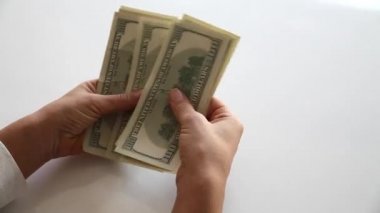 yüz dolar faturaları bir masada sayma