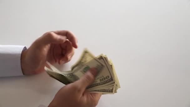 Подсчет ста долларов — стоковое видео