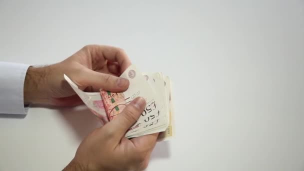 Compter 50 livres de billets à une table — Video