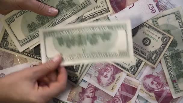 Подсчет потерянных долларов — стоковое видео