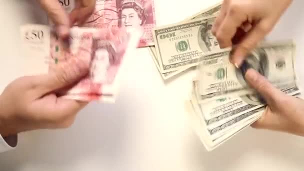 Підрахунок грошей, фунтів і доларів — стокове відео