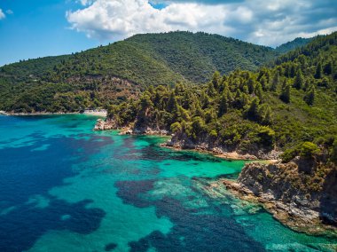 Şeffaf su manzaralı güzel sahil