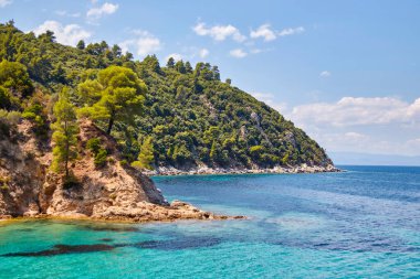 Göl manzaralı Rocky plajı