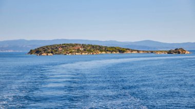 Güneşli ada ve mavi su manzarası