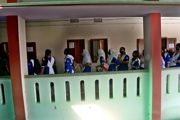 Studenti Bangladéšské Školy Stojí Registračními Kartami Čekají První Dávku Vakcíny — Stock fotografie