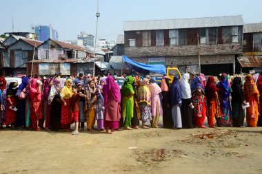 Bangladeş, Dhaka 'daki Karail gecekondu mahallesinde 16 Kasım 2021' de Covid-19 Coronavirus 'a karşı bir doz AstraZeneca / Oxford aşısı almak için sırada bekleyen varoş kadınları görülüyor..