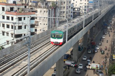 İlk metro treni Uttaras Diabari 'den Dhaka' daki Agargoan 'a resmi duruşması sırasında 12 Aralık 2021' de hareket eder. Dhaka Toplu Taşımacılık Şirketi 'nin yetkisine göre, metro treni önümüzdeki yıl Zafer Günü yolcu taşımaya başlayacak.. 