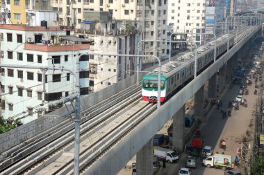 İlk metro treni Uttaras Diabari 'den Dhaka' daki Agargoan 'a resmi duruşması sırasında 12 Aralık 2021' de hareket eder. Dhaka Toplu Taşımacılık Şirketi 'nin yetkisine göre, metro treni önümüzdeki yıl Zafer Günü yolcu taşımaya başlayacak.. 