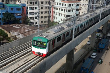 İlk metro treni Uttaras Diabari 'den Dhaka' daki Agargoan 'a resmi duruşması sırasında 12 Aralık 2021' de hareket eder. Dhaka Toplu Taşımacılık Şirketi 'nin yetkisine göre, metro treni önümüzdeki yıl Zafer Günü yolcu taşımaya başlayacak.. 