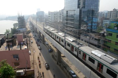 İlk metro treni Uttaras Diabari 'den Dhaka' daki Agargoan 'a resmi duruşması sırasında 12 Aralık 2021' de hareket eder. Dhaka Toplu Taşımacılık Şirketi 'nin yetkisine göre, metro treni önümüzdeki yıl Zafer Günü yolcu taşımaya başlayacak.. 