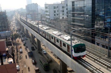İlk metro treni Uttaras Diabari 'den Dhaka' daki Agargoan 'a resmi duruşması sırasında 12 Aralık 2021' de hareket eder. Dhaka Toplu Taşımacılık Şirketi 'nin yetkisine göre, metro treni önümüzdeki yıl Zafer Günü yolcu taşımaya başlayacak.. 