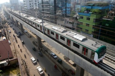 İlk metro treni Uttaras Diabari 'den Dhaka' daki Agargoan 'a resmi duruşması sırasında 12 Aralık 2021' de hareket eder. Dhaka Toplu Taşımacılık Şirketi 'nin yetkisine göre, metro treni önümüzdeki yıl Zafer Günü yolcu taşımaya başlayacak.. 