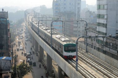 İlk metro treni Uttaras Diabari 'den Dhaka' daki Agargoan 'a resmi duruşması sırasında 12 Aralık 2021' de hareket eder. Dhaka Toplu Taşımacılık Şirketi 'nin yetkisine göre, metro treni önümüzdeki yıl Zafer Günü yolcu taşımaya başlayacak.. 