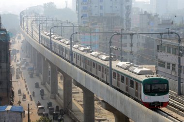 İlk metro treni Uttaras Diabari 'den Dhaka' daki Agargoan 'a resmi duruşması sırasında 12 Aralık 2021' de hareket eder. Dhaka Toplu Taşımacılık Şirketi 'nin yetkisine göre, metro treni önümüzdeki yıl Zafer Günü yolcu taşımaya başlayacak.. 