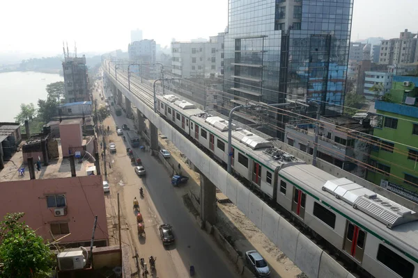 İlk metro treni Uttaras Diabari 'den Dhaka' daki Agargoan 'a resmi duruşması sırasında 12 Aralık 2021' de hareket eder. Dhaka Toplu Taşımacılık Şirketi 'nin yetkisine göre, metro treni önümüzdeki yıl Zafer Günü yolcu taşımaya başlayacak.. 
