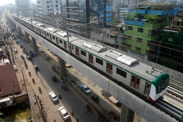 İlk metro treni Uttaras Diabari 'den Dhaka' daki Agargoan 'a resmi duruşması sırasında 12 Aralık 2021' de hareket eder. Dhaka Toplu Taşımacılık Şirketi 'nin yetkisine göre, metro treni önümüzdeki yıl Zafer Günü yolcu taşımaya başlayacak.. 