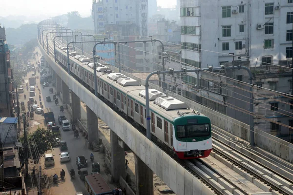 İlk metro treni Uttaras Diabari 'den Dhaka' daki Agargoan 'a resmi duruşması sırasında 12 Aralık 2021' de hareket eder. Dhaka Toplu Taşımacılık Şirketi 'nin yetkisine göre, metro treni önümüzdeki yıl Zafer Günü yolcu taşımaya başlayacak.. 