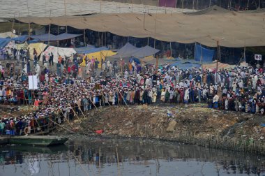 16 Ocak 2015 'te Tongi, Dhaka' daki üç günlük ikinci aşama Müslüman Cemaati 'nin ilk günü boyunca binlerce Müslüman cemaatin bulunduğu cemaat meydanına yakın sokaklardaki Cuma namazına katıldı.. 