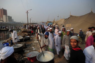 16 Ocak 2015 'te Tongi, Dhaka' daki üç günlük ikinci aşama Müslüman Cemaati 'nin ilk günü boyunca binlerce Müslüman cemaatin bulunduğu cemaat meydanına yakın sokaklardaki Cuma namazına katıldı.. 
