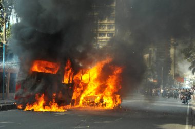 6 Ocak 2015 'te BNP liderliğindeki 20 partili ittifakın yürüttüğü ülke çapındaki abluka programının ilk gününde, muhalefet göstericileri tarafından ateşe verilen araçlar.