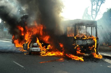 6 Ocak 2015 'te BNP liderliğindeki 20 partili ittifakın yürüttüğü ülke çapındaki abluka programının ilk gününde, muhalefet göstericileri tarafından ateşe verilen araçlar.