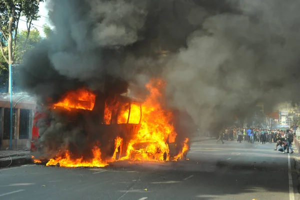 Vehículos Incendiados Por Manifestantes Oposición Daca Primer Día Del Programa —  Fotos de Stock