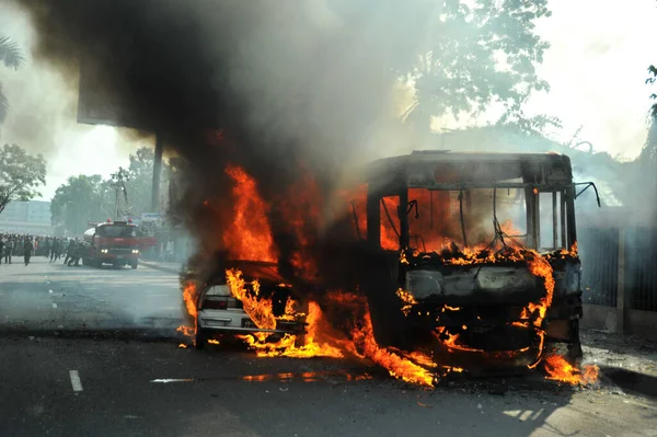 6 Ocak 2015 'te BNP liderliğindeki 20 partili ittifakın yürüttüğü ülke çapındaki abluka programının ilk gününde, muhalefet göstericileri tarafından ateşe verilen araçlar.