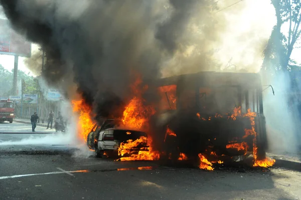 6 Ocak 2015 'te BNP liderliğindeki 20 partili ittifakın yürüttüğü ülke çapındaki abluka programının ilk gününde, muhalefet göstericileri tarafından ateşe verilen araçlar.