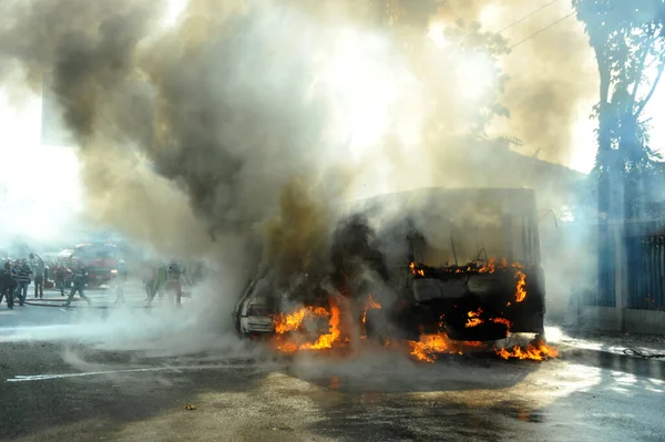 6 Ocak 2015 'te BNP liderliğindeki 20 partili ittifakın yürüttüğü ülke çapındaki abluka programının ilk gününde, muhalefet göstericileri tarafından ateşe verilen araçlar.