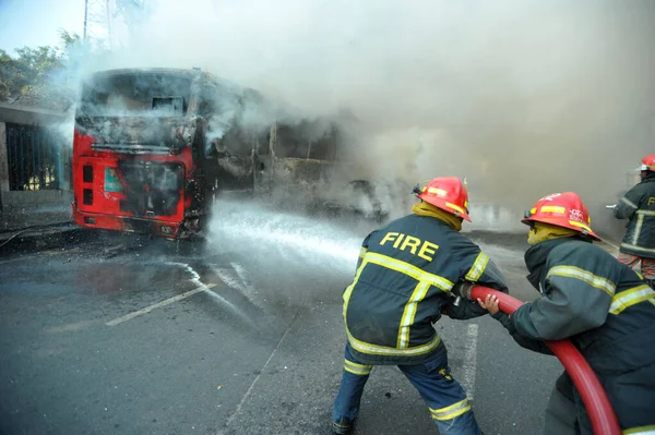 Bomberos Extinguen Vehículos Incendiados Por Manifestantes Oposición Durante Violentas Protestas —  Fotos de Stock