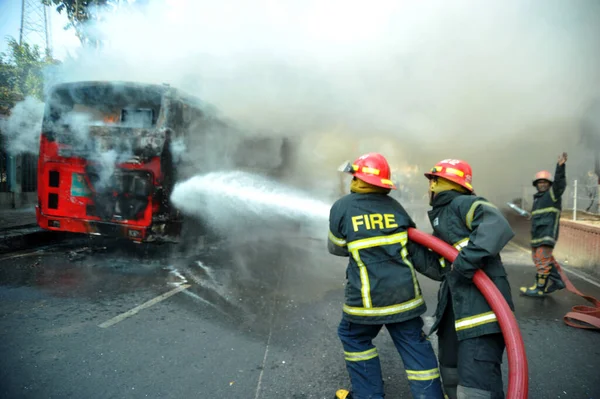 Brandweerlieden Blussen Een Smeulend Voertuig Dat Door Demonstranten Van Oppositie — Stockfoto