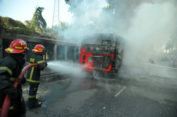 Brandmän Släcker Rykande Fordon Som Sattes Brand Oppositionella Demonstranter Våldsamma — Stockfoto