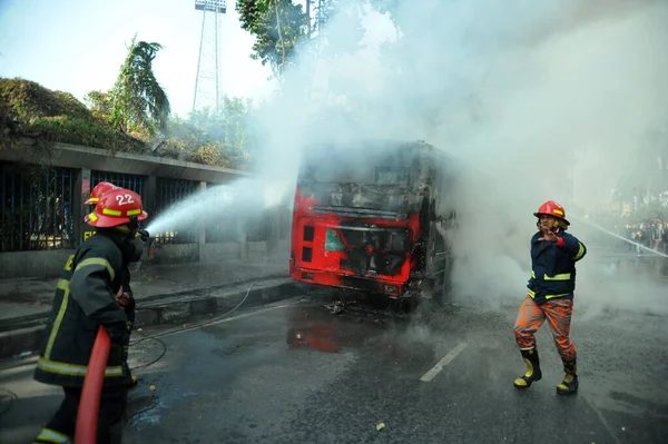 Πυροσβέστες Σβήνουν Ένα Σιγοκαίει Οχήματα Που Πυρπολήθηκαν Από Διαδηλωτές Της — Φωτογραφία Αρχείου