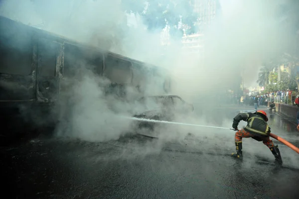 2015年1月6日 ダッカの20カ国連合軍が実施した全国的なノンストップ封鎖計画の初日に ダッカでの暴力的な抗議活動中に反対デモ参加者によって発砲された消防車が消火された — ストック写真