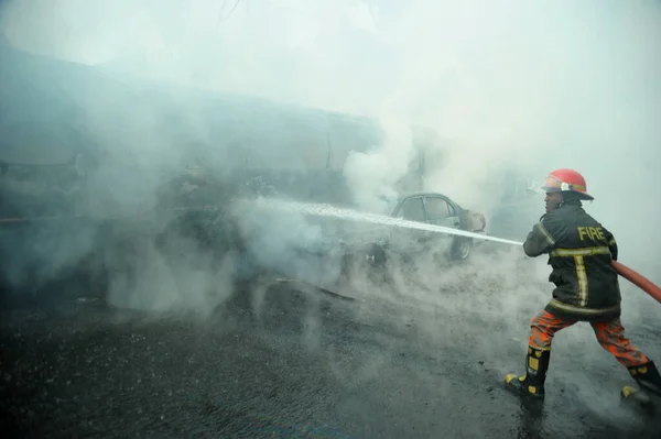 Bombeiros Extinguem Veículos Chamas Incendiados Por Manifestantes Oposição Durante Violentos — Fotografia de Stock