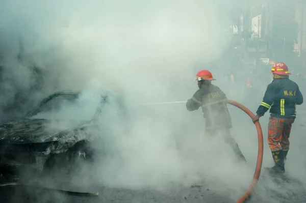 Πυροσβέστες Σβήνουν Ένα Σιγοκαίει Οχήματα Που Πυρπολήθηκαν Από Διαδηλωτές Της — Φωτογραφία Αρχείου