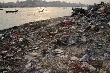 19 Mart 2022 'de Dhaka, Bangladeş' teki Buriganga Nehri 'ne atılan insan atığının yol açtığı su kirliliği. Buriganga Nehri 'ndeki su kirliliği endişe verici seviyelere ulaştı. Tabakhanelerden ve diğer binlercesinden milyonlarca metreküp zehirli atık