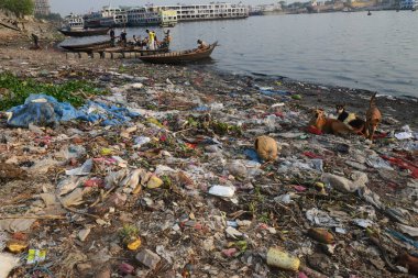 19 Mart 2022 'de Dhaka, Bangladeş' teki Buriganga Nehri 'ne atılan insan atığının yol açtığı su kirliliği. Buriganga Nehri 'ndeki su kirliliği endişe verici seviyelere ulaştı. Tabakhanelerden ve diğer binlercesinden milyonlarca metreküp zehirli atık