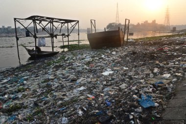 19 Mart 2022 'de Dhaka, Bangladeş' teki Buriganga Nehri 'ne atılan insan atığının yol açtığı su kirliliği. Buriganga Nehri 'ndeki su kirliliği endişe verici seviyelere ulaştı. Tabakhanelerden ve diğer binlercesinden milyonlarca metreküp zehirli atık