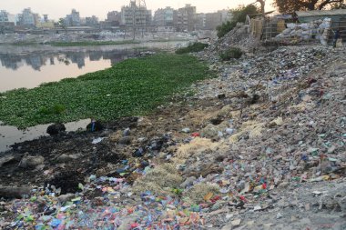 19 Mart 2022 'de Dhaka, Bangladeş' teki Buriganga Nehri 'ne atılan insan atığının yol açtığı su kirliliği. Buriganga Nehri 'ndeki su kirliliği endişe verici seviyelere ulaştı. Tabakhanelerden ve diğer binlercesinden milyonlarca metreküp zehirli atık