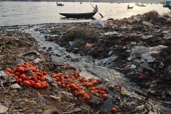 Águas Residuais Fluem Drenagem Cidade Para Poluído Rio Buriganga Daca — Fotografia de Stock