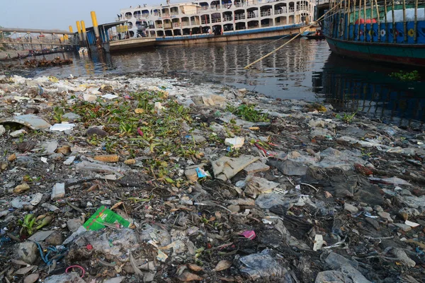 Zanieczyszczenie Wody Odpadami Ludzkimi Wyrzuconymi Rzeki Buriganga Dhace Bangladeszu Marca — Zdjęcie stockowe