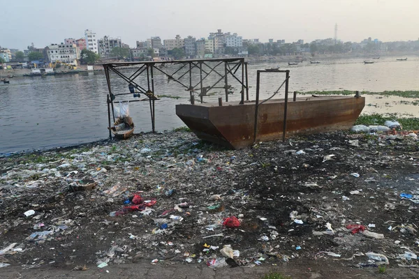 19 Mart 2022 'de Dhaka, Bangladeş' teki Buriganga Nehri 'ne atılan insan atığının yol açtığı su kirliliği. Buriganga Nehri 'ndeki su kirliliği endişe verici seviyelere ulaştı. Tabakhanelerden ve diğer binlercesinden milyonlarca metreküp zehirli atık
