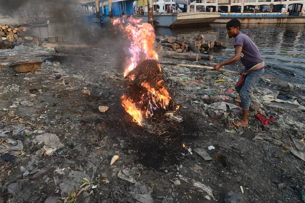 Gente Quema Basura Crea Humo Tóxico Orilla Del Río Buriganga Fotos de stock libres de derechos